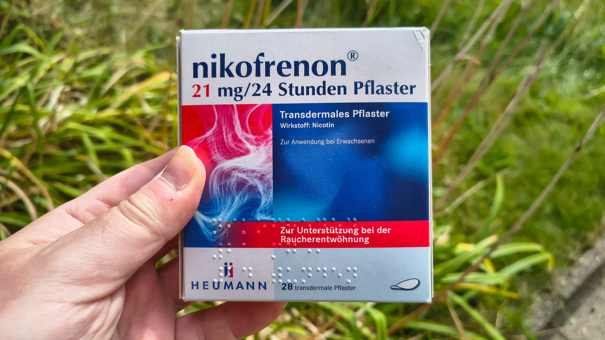 In meiner Hand halte ich eine Packung Nikofrenon. Es sind 24 Sunden Pflaster mit jeweils 21 Milligramm Nikotin. Anwendung transdermal, nur für Erwachsene. Ein Hinweis beschreibt das Produkt als "Zur Unterstützung bei der Rauchentwöhnung". In meiner Hand halte ich eine Packung Nikofrenon. Es sind 24 Sunden Pflaster mit jeweils 21 Milligramm Nikotin. Anwendung transdermal, nur für Erwachsene. Ein Hinweis beschreibt das Produkt als "Zur Unterstützung bei der Rauchentwöhnung".
