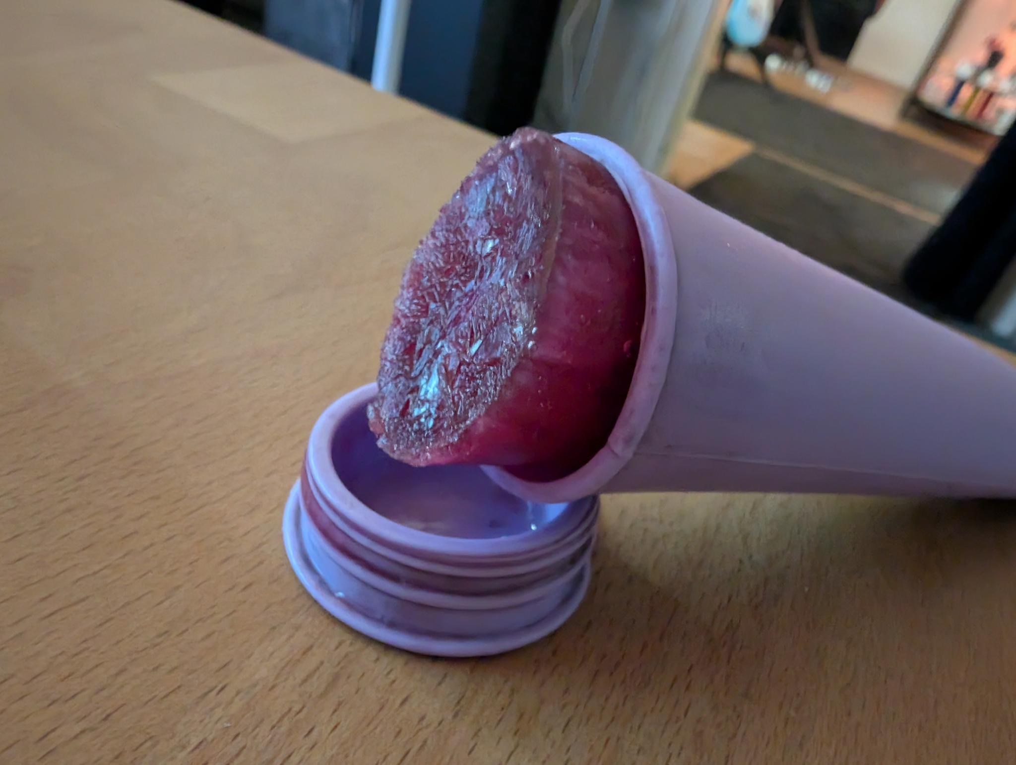 Ein geöffnetes Eis und zu sehen ist die Füllung: gefrorener Traubensaft. Ein geöffnetes Eis und zu sehen ist die Füllung: gefrorener Traubensaft.